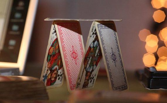 Utang Baik vs Utang Buruk vs Tanpa Hutang debt-house-of-cards